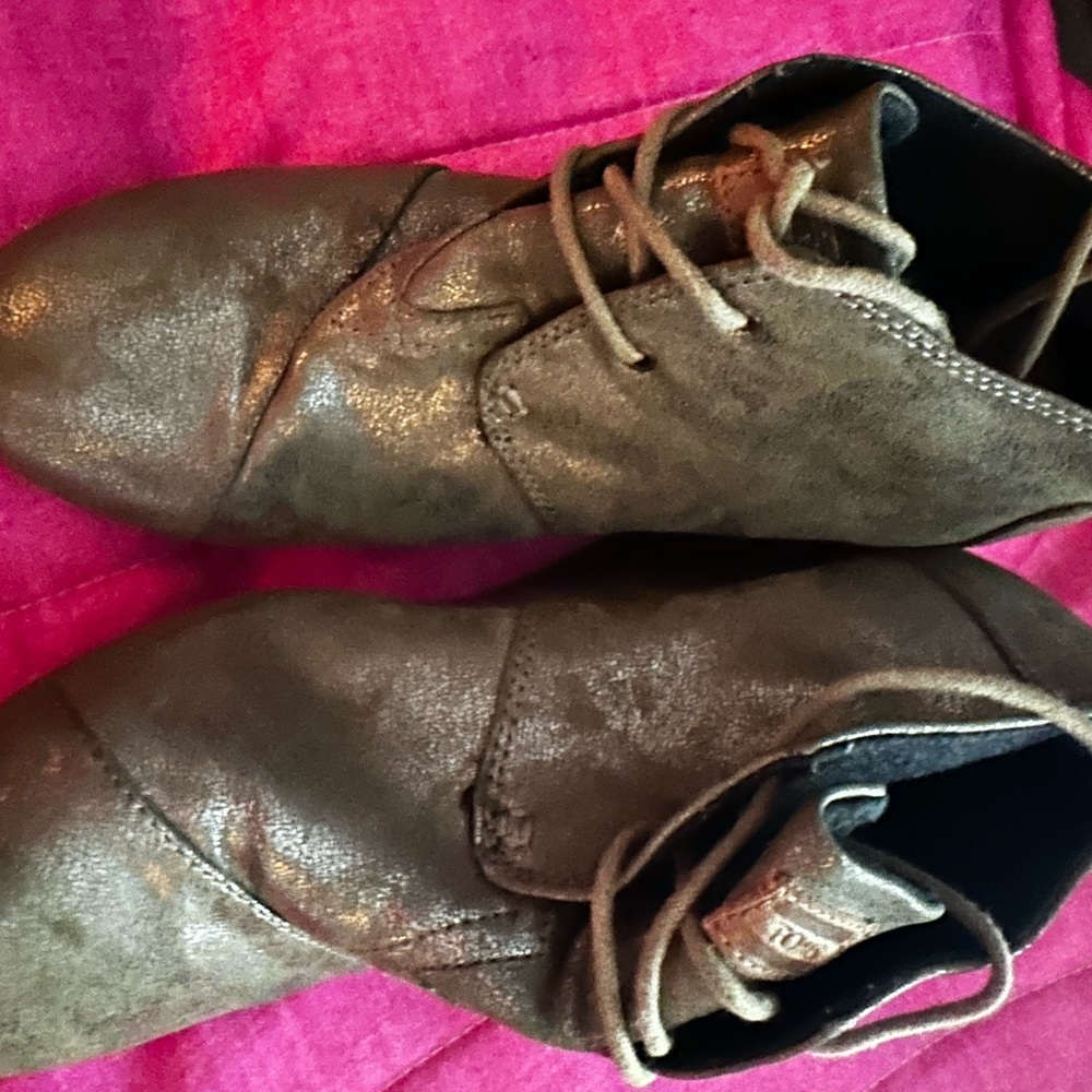 Tom’s wedges size 10